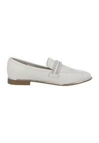 Weißes Wildleder-Loafer mit flacher brauner Sohle, ausgestattet mit zwei dekorativen silbernen Akzenten auf dem Schuhoberteil und einem schlanken, minimalistischen Design.