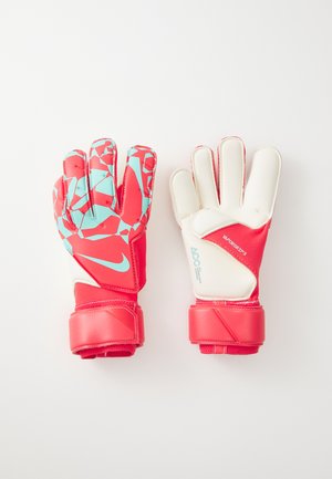 Guantes de portero de fútbol rojos con un patrón geométrico en turquesa en las palmas, forro interior blanco y correas ajustables en las muñecas.