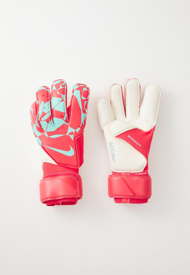 Guantes de portero de fútbol rojos con un patrón geométrico en turquesa en las palmas, forro interior blanco y correas ajustables en las muñecas.