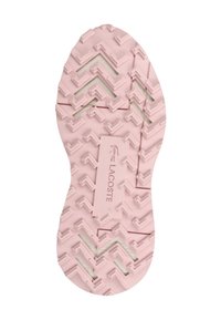 Růžová podrážka boty s texturovaným vzorem zigzag a vyraženým logem Lacoste uprostřed na bílém pozadí.