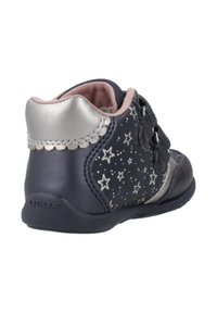 Bottes en cuir marine à la cheville avec des accents argentés, motif d'étoiles, sangles velcro et intérieur rembourré rose. Logo Geox sur le talon.
