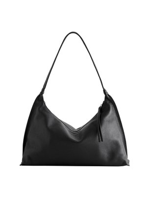 Schwarze Schultertasche aus Leder mit glatter Textur, geschwungener Form und schmalem Tragegurt. Verfügt über einen Reißverschluss mit einem Lederzieher.