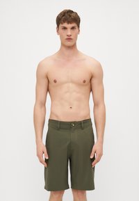 Olivenfargede shorts med knappelukking og beltehanker, laget av et lett materiale; kne-lange med rett snitt og uten synlige mønstre.