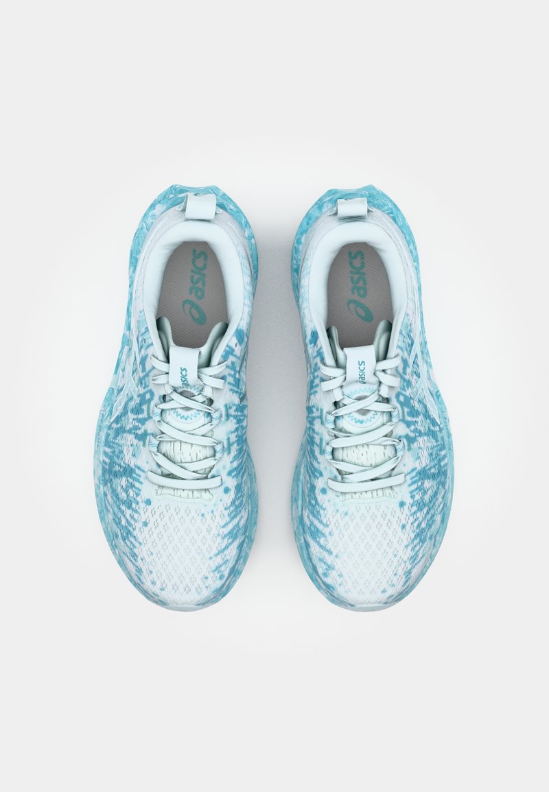 Lichtblauwe sportschoenen met een gestructureerde bovenkant, met witte accenten, veters en gelkussens. Het ontwerp bevat een subtiel patroon.