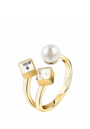 Anello a fascia aperta in oro con due pietre preziose quadrate trasparenti e una perla bianca rotonda posizionate su estremità separate.