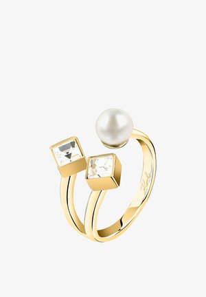 Anello a fascia aperta in oro con due pietre preziose quadrate trasparenti e una perla bianca rotonda posizionate su estremità separate.