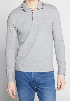 Polo gris à manches longues avec un col orné de rayures rouges et bleu marine, deux boutons, et un petit logo sur la poitrine.