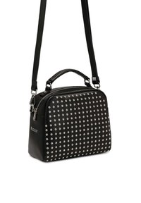 Sort syntetisk håndtaske med sølvnitter, der dækker forsiden, med topgreb og justerbar skulderrem. Lynlås lukning.