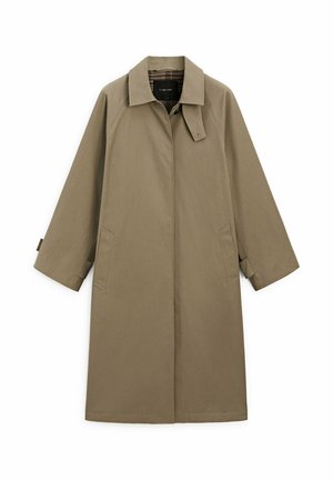 Long manteau trench kaki avec col à revers, deux poches avant et détail de sangle boutonnée sur le col et les poignets, posé à plat sur fond blanc.