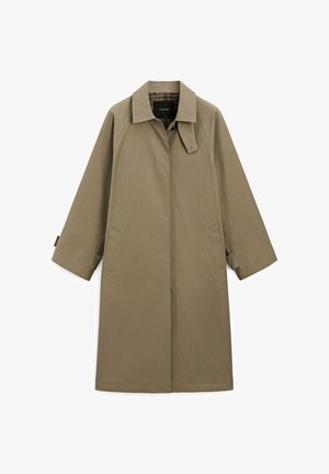 Long manteau trench kaki avec col à revers, deux poches avant et détail de sangle boutonnée sur le col et les poignets, posé à plat sur fond blanc.
