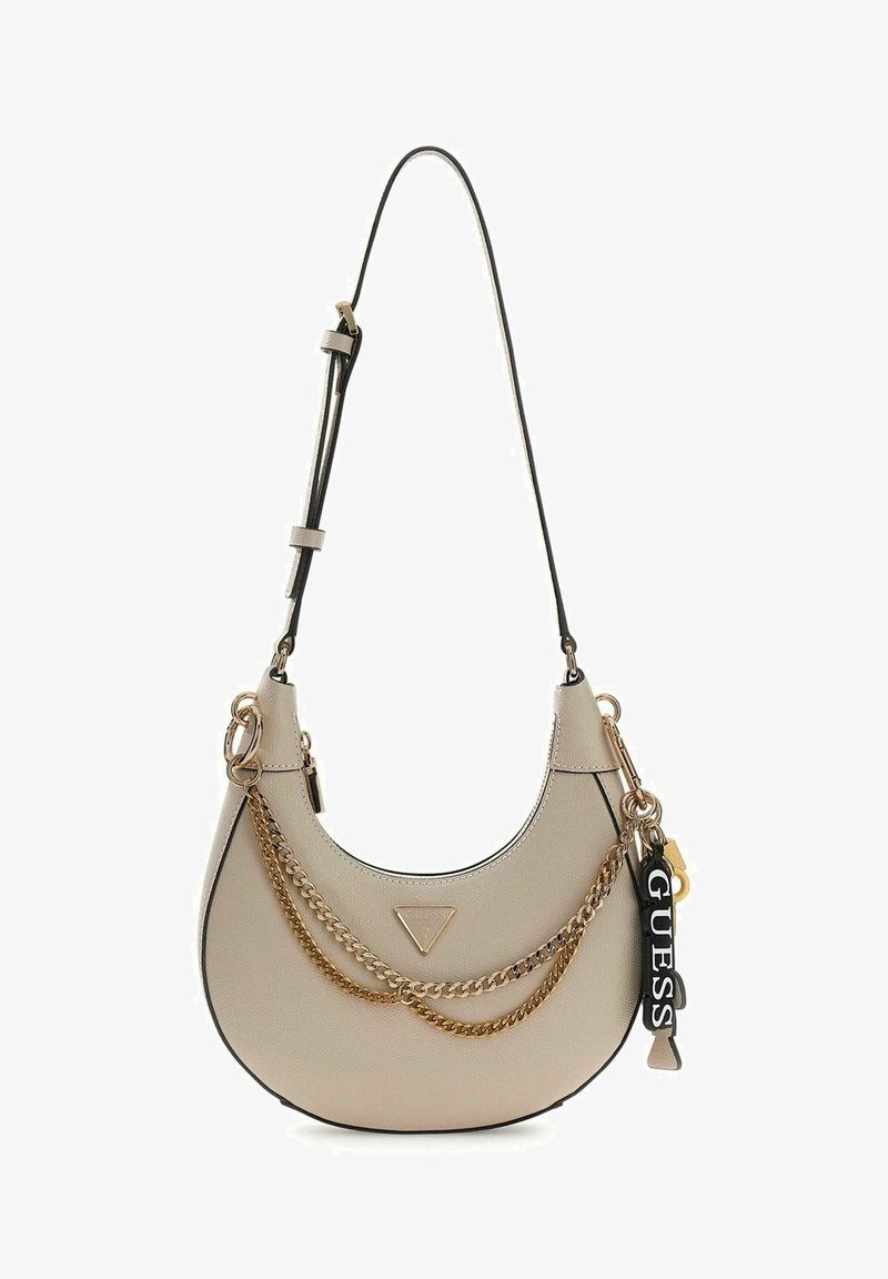Sac bandoulière hobo en matériau synthétique beige, doté de doubles accents en chaîne, de ferrures dorées et d'une sangle d'épaule réglable. Détail logo inclus.