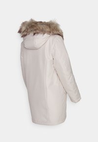 Vuorattu takki vaaleanbeigessä värissä, jossa on tekoturkishuppu. Pitkät hihat, polvipituus, sileä rakenne ja piilotetut sivutaskut.