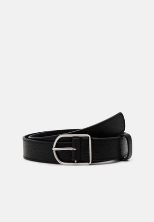 Ceinture en cuir noir texturé avec boucle métallique rectangulaire argentée, partiellement enroulée sur un fond blanc.