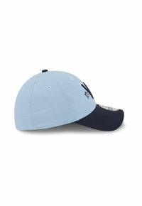 Hellblaues Baseballcap mit einem dunkelblauen gebogenen Schirm und aufgestickter kleiner Blume sowie einem Buchstaben auf der Vorderseite.
