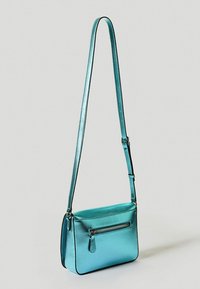Borsa a tracolla color teal realizzata in pelle, con forma rettangolare, finitura testurizzata, scomparto principale e tasca frontale con zip.