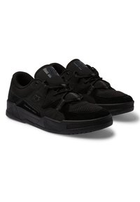 Zwarte skate schoenen van een mix van suede en mesh materialen. Voorzien van een gevoerde kraag, zwarte rubberen zool en gestructureerde accenten voor grip.