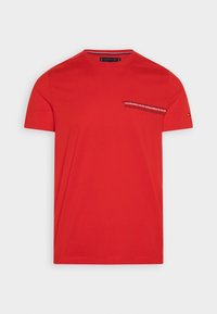 T-shirt in cotone rosso con scollo rotondo, maniche corte e un piccolo logo con testo stampato sulla parte sinistra del petto.