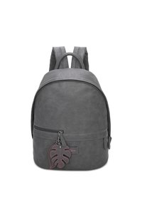 Zaino in ecopelle grigia con forma arrotondata, tasca frontale con zip e un pendente a forma di foglia per la cerniera. Spallacci doppi.