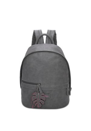 Mochila de imitación de cuero gris con forma redondeada, bolsillo frontal con cremallera y un tirador de cremallera en forma de hoja. Doble correa para los hombros.