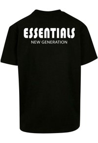 Zwarte katoenen T-shirt met een ronde hals, korte mouwen en grote witte tekst op de rug: "ESSENTIALS NEW GENERATION."