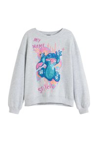 Grå sweatshirt med en färgglad grafik av en karaktär med stora öron. Texten lyder "MITT NAMN ÄR STITCH." Ribbad muddar och fåll.