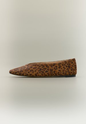 Chaussure plate marron avec bout pointu et motif léopard foncé sur un fond clair uni.