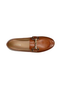 Bruine leren loafers met een ronde neus. Goudkleurige hardware-accent met een lusdetail aan de voorkant. Gladde textuur en minimalistisch ontwerp.