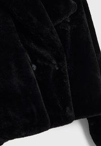 Stradivarius Chaqueta de invierno - black