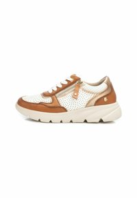 Zapatillas con una construcción de materiales mixtos, que cuentan con cuero blanco perforado y acentos en marrón, cordones y una cremallera lateral en una suela gruesa.