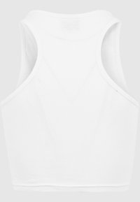Crop top blanc côtelé sans manches avec un dos haut et des emmanchures arrondies sur un fond uni.
