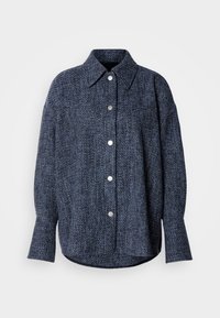 Camisa tecida azul marinho com colarinho pontudo, fecho frontal com botões, mangas longas e bainha arredondada. Tecido texturizado com um padrão subtil.