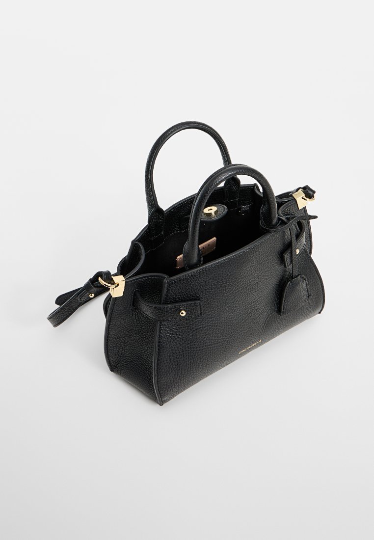 Borsa a mano in pelle nera con texture a rilievo, due manici corti, tracolla removibile, dettagli in metallo dorato e chiusura con zip.