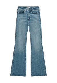 Jeans flare di denim blu chiaro con vita alta, dotati di cinque tasche, chiusura con zip e una texture scolorita su tutta la superficie.