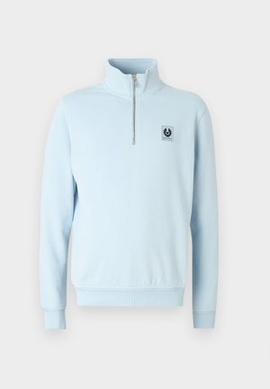 Helles blaues Pullover-Sweatshirt mit hohem Kragen, halbem Reißverschluss und einem kleinen schwarzen Logopatch auf der Brust. Weiches Baumwollmischgewebe.
