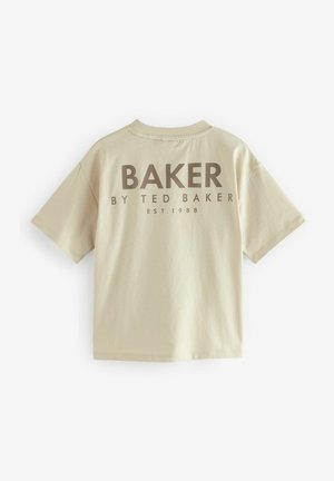 T-shirt beige à manches courtes présentant "BAKER" imprimé en brun au dos, accompagné du texte "PAR TED BAKER EST. 1988" en dessous.