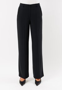 Pantaloni neri su misura con un design a gamba dritta, dotati di chiusura a bottone in vita e tasche laterali. Tessuto dalla texture liscia.