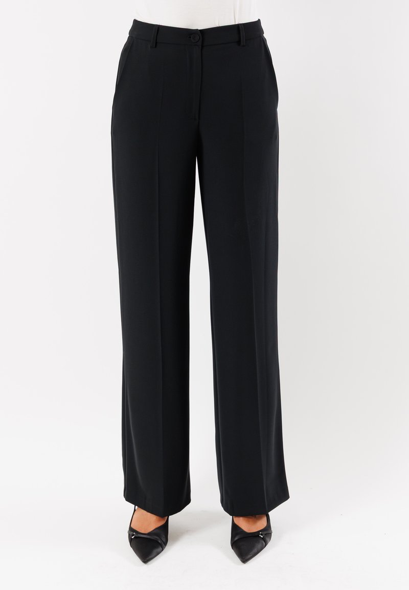 Pantaloni neri su misura con un design a gamba dritta, dotati di chiusura a bottone in vita e tasche laterali. Tessuto dalla texture liscia.