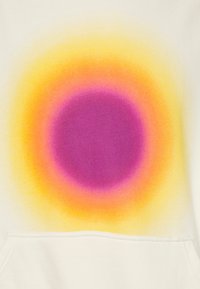 Roomkleurige hoodie met een verloopgrafiek in geel, oranje en paars met een cirkelvormig ontwerp in het midden. Zachte textuur.