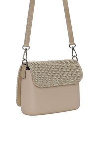 Borsa a mano beige con patta tessuta, corpo liscio, tracolla regolabile e dettagli in metallo argentato. Design rettangolare compatto.