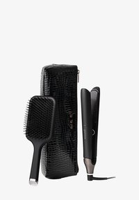 Zwarte, gestructureerde krokodillenpatroon hoes, een zwarte paddleborstel en een slanke zwarte haard straightener met metallic accenten.