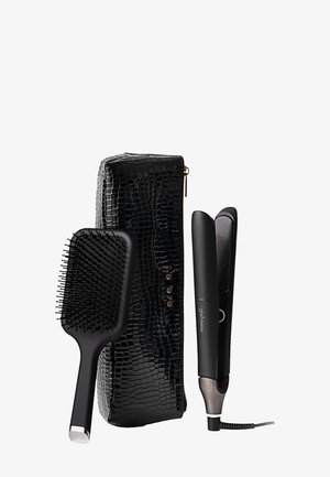 Zwarte, gestructureerde krokodillenpatroon hoes, een zwarte paddleborstel en een slanke zwarte haard straightener met metallic accenten.