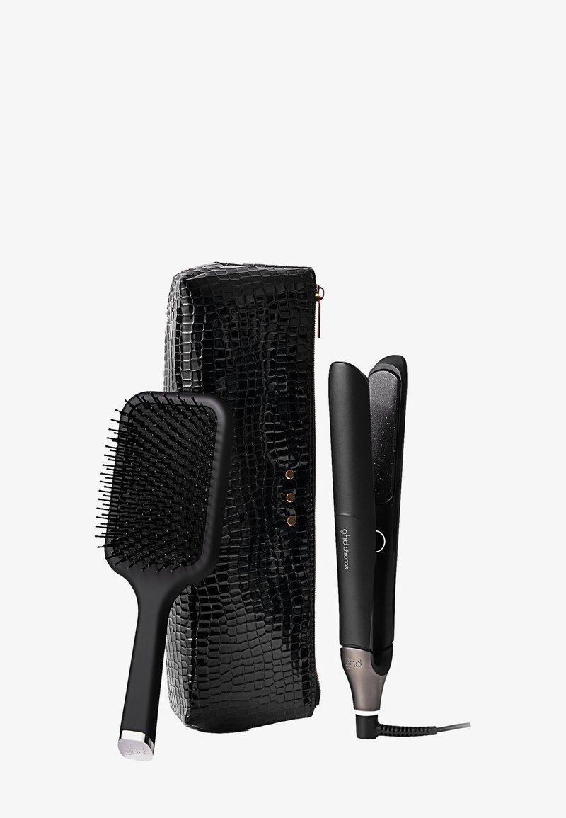 Zwarte, gestructureerde krokodillenpatroon hoes, een zwarte paddleborstel en een slanke zwarte haard straightener met metallic accenten.