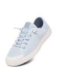 Ljusblå nät sneakers med rund tå, snördesign och vit gummisula. Har texturerade accenter och en logotags på plösen.