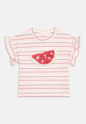 Kortärmlig roze-wit gestreept shirt met gerimpelde mouwen en een getextureerde watermeloenapplicatie aan de voorkant.