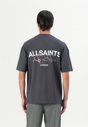 Kohlrabenschwarzes Baumwoll-T-Shirt mit kurzen Ärmeln, das "ALLSAINTS" in fettem weißen Text und einem pinken Herz-Graphic auf dem Rücken zeigt.