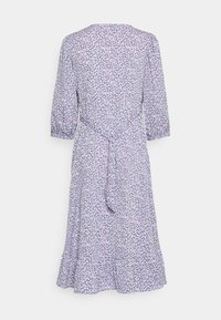 Vestido floral em roxo claro com mangas bufantes de três quartos, laço na cintura e bainha rodada. Estampa delicada em várias cores por todo o vestido.