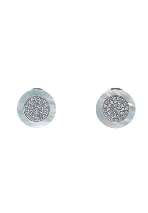 Boucles d'oreilles rondes en argent avec un groupe central de petits cristaux clairs entouré d'un anneau extérieur lisse et brillant en argent.