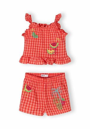 Czerwona koszulka na ramiączkach w kratkę gingham z falbankami oraz dopasowane szorty, obie ozdobione kolorowymi haftowanymi motywami owoców i drzew palmowych.