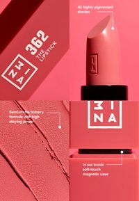 Läppstift i ett mjukt rosa etui med semi-matt textur. Bullet är böjd och visar en krämig, högpigmenterad formel.