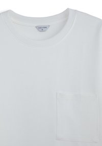 T-shirt bianco a girocollo con colletto a costine, piccola tasca sul petto a sinistra e etichetta "CALLIOPE XL" all'interno della scollatura.